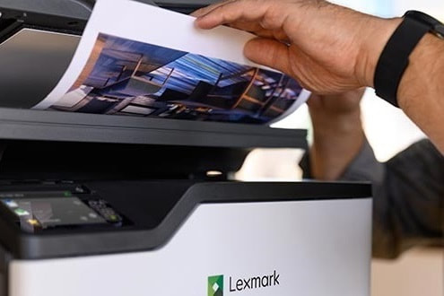 Πελάτης κάνει scan με εκτυπωτή Lexmark